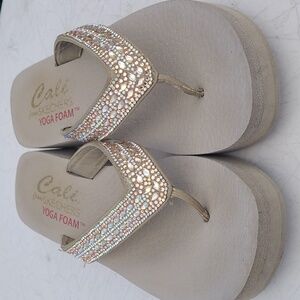 Sketchers Yoga Foam Flip Flop Sandal in Tan Size 8